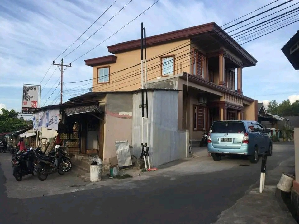 Tampak Samping (dari jalan raya)