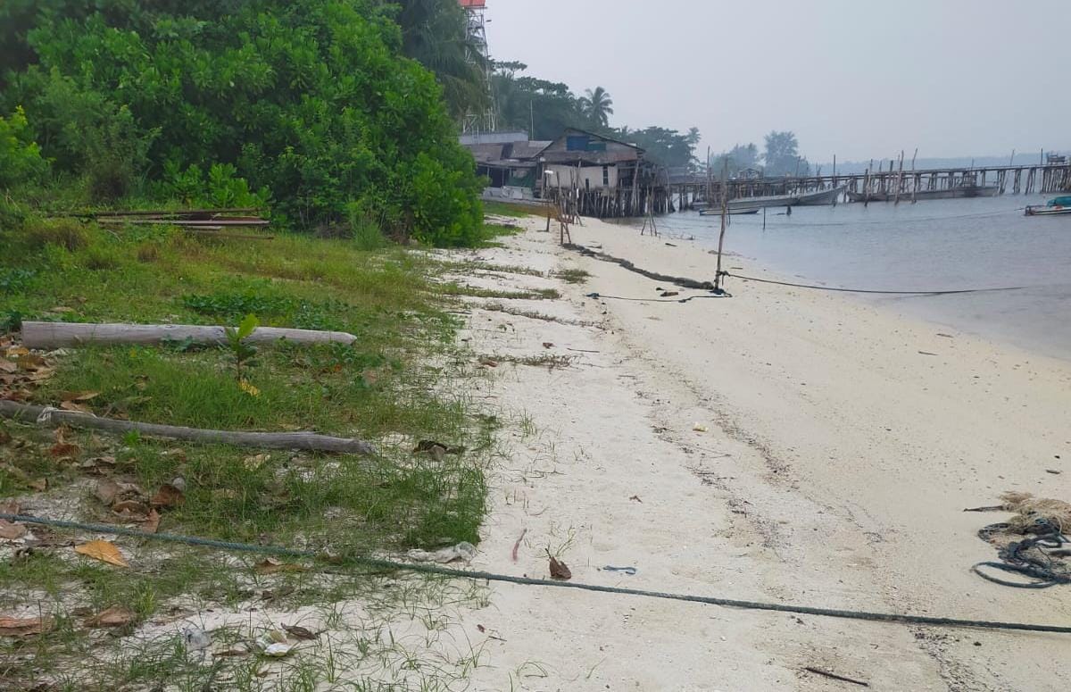 Tanah Pinggir Pantai sebelah kiri