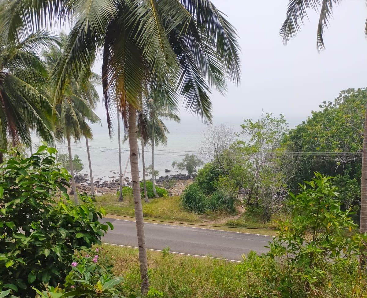 Tanah Pantai dari arah belakang